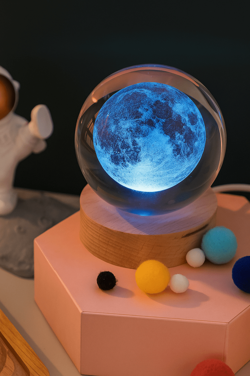 🌌 CosmoSphere™ - Veilleuse LED boule de cristal 3D lune & planètes, lampe d’ambiance magique pour chambre et cadeau original - FaciliCasa